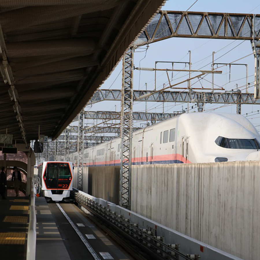 加茂宮駅にて（新幹線E４系）